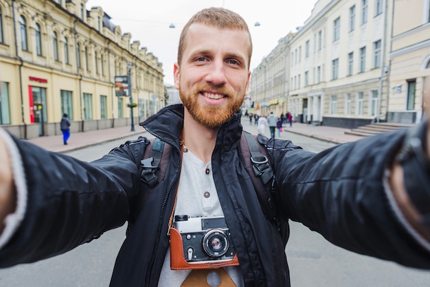 Wesoły człowiek selfies w mieście