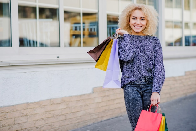 Bezpłatne zdjęcie wesoły kobieta shopper z papierowych toreb