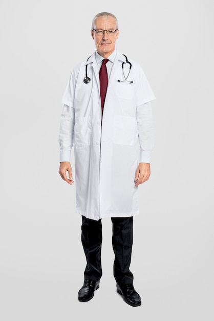 Wesoły mężczyzna lekarz w białej sukni z pełnym ciałem