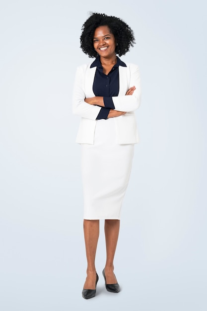 Wesoły portret całego ciała afrykańskiej bizneswoman do pracy i kampanii zawodowej