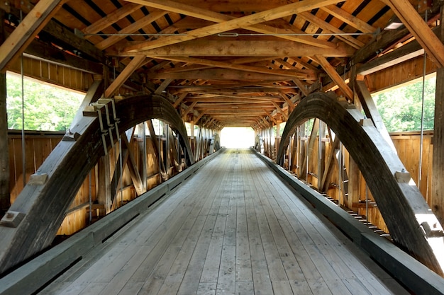 Wewnątrz drewnianego mostu