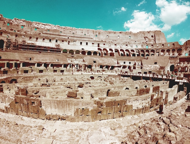 Wewnątrz rzymskim Koloseum