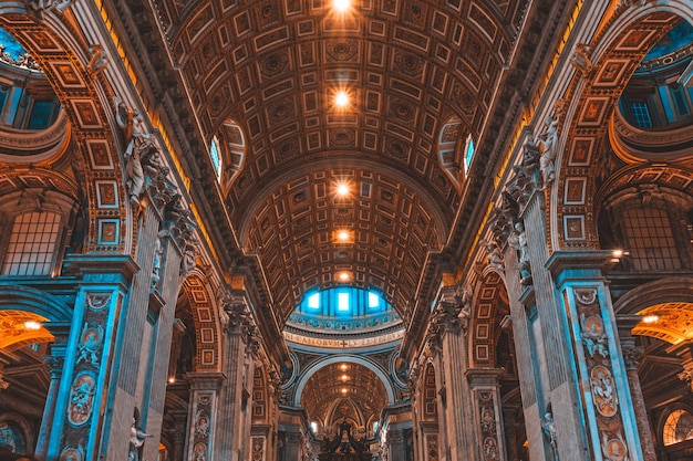 Bezpłatne zdjęcie wewnątrz słynnej bazyliki świętego piotra w watykanie
