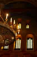Bezpłatne zdjęcie wewnątrz widok świeczników kościelnych ze świecami