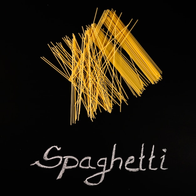 Wiązka surowy spaghetti