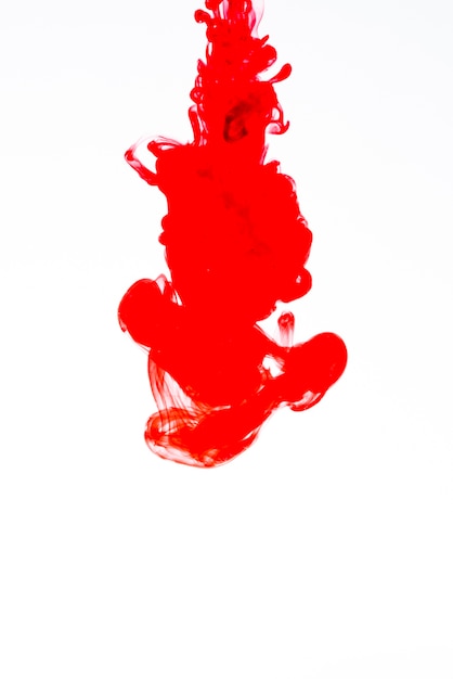 Wibrująca czerwona kropelka w wodzie