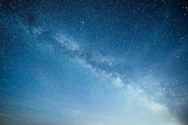 Wibrujące nocne niebo z gwiazdami, mgławicą i galaktyką.