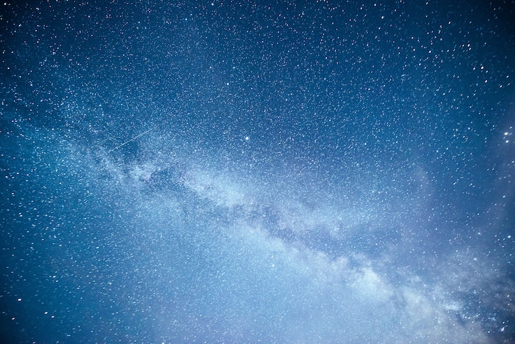 Bezpłatny plik Zdjęcie wibrujące nocne niebo z gwiazdami, mgławicą i galaktyką.