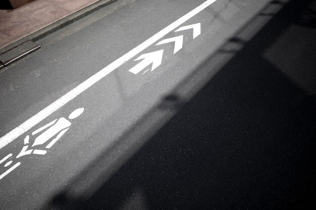 Widok abstrakcyjnych cieni na zewnątrz w świetle dziennym