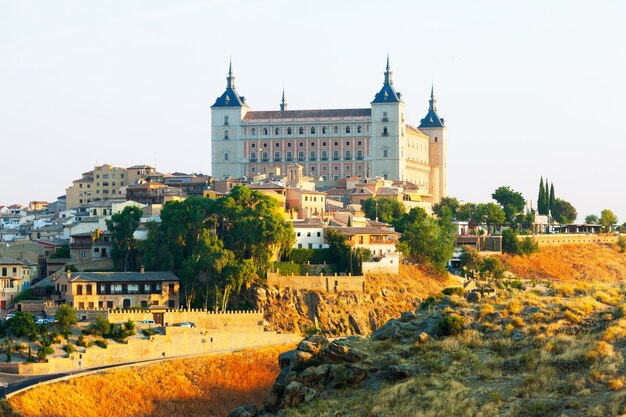 Widok Alcazar Toledo w słoneczny poranek