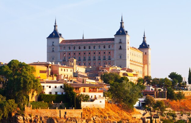 Widok Alcazar w Toledo w słoneczny dzień