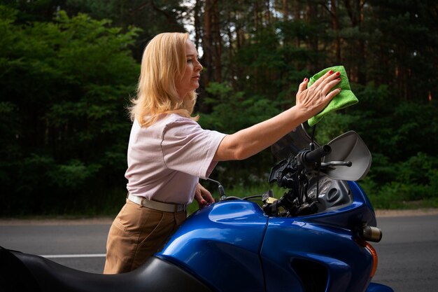 Widok Boczny Chłodna Stara Kobieta Z Motocyklem