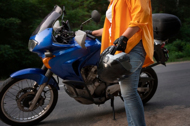 Widok boczny chłodna stara kobieta z motocyklem