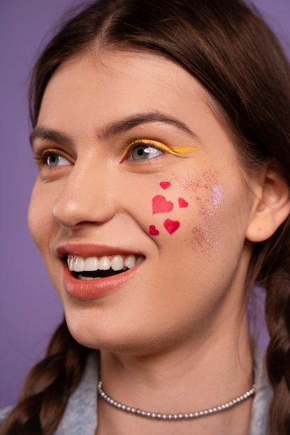 Bezpłatne zdjęcie widok boczny kobiety z graficznym makijażem oczu