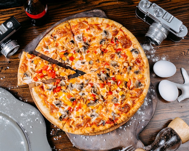 Widok boczny pizzy z grzybami, kolorowymi paprykami