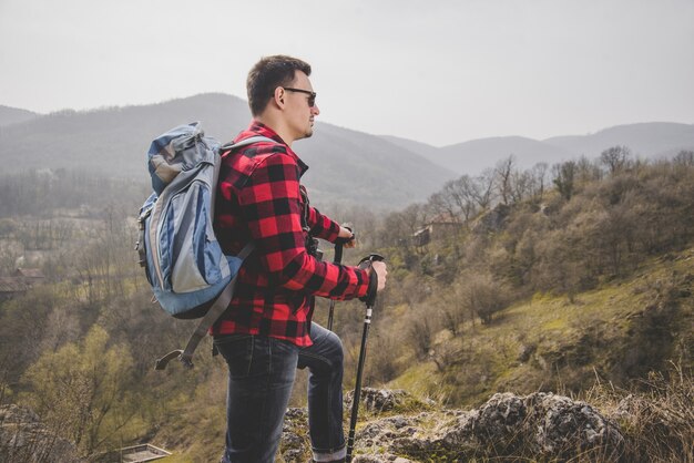 Widok boczny rambler patrząc na horyzont