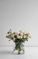 Bezpłatne zdjęcie widok bukiet delikatnych białych róż w wazonie