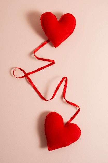 Bezpłatne zdjęcie widok czerwonej nici w kształcie serca