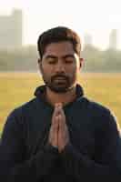 Bezpłatne zdjęcie widok człowieka medytującego na zewnątrz z przodu