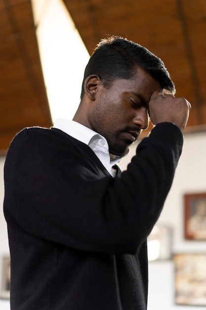 Bezpłatne zdjęcie widok człowieka modlącego się w kościele