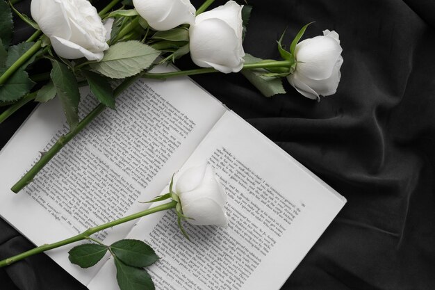 Widok delikatne białe róże z książką