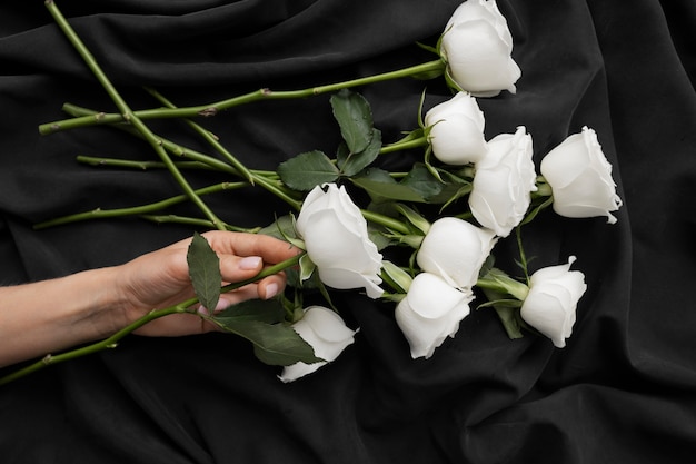 Bezpłatne zdjęcie widok delikatnej białej róży trzymanej przez osobę