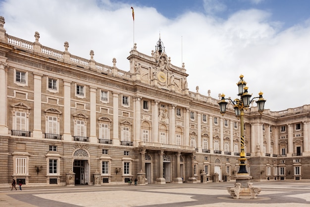 Bezpłatne zdjęcie widok dnia royal palace