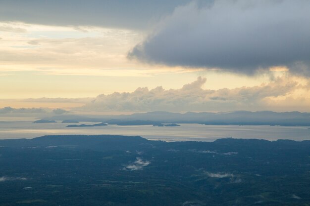 Widok dramatyczny niebo nad morzem w Costa Rica