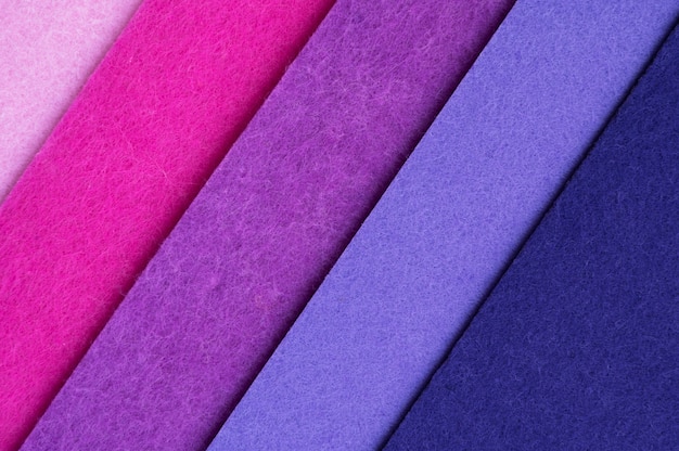 Widok filcowej tkaniny w odcieniach różu i fioletu