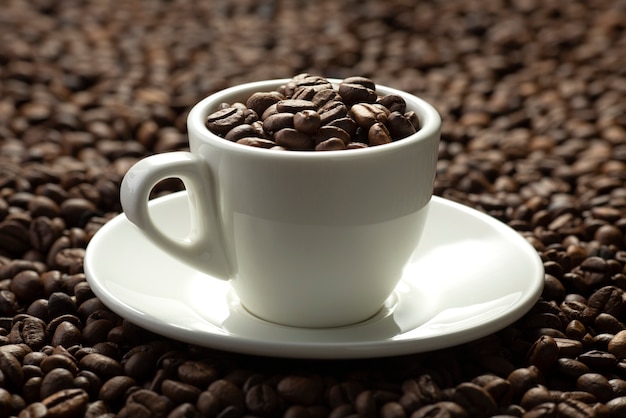 Bezpłatne zdjęcie widok filiżanki z kawowymi fasolami