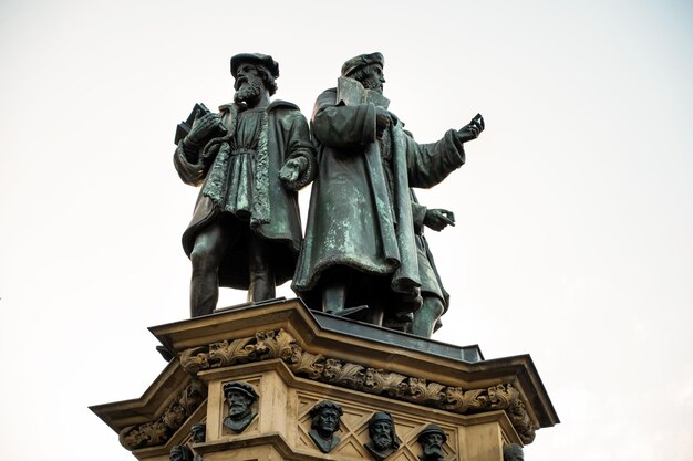 Widok GutenbergDenkmal w centrum Frankfurtu w Niemczech