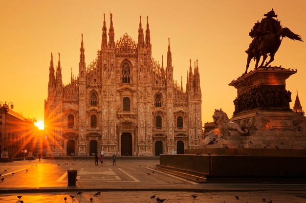 Widok katedry o wschodzie słońca, Mediolan, Europa.