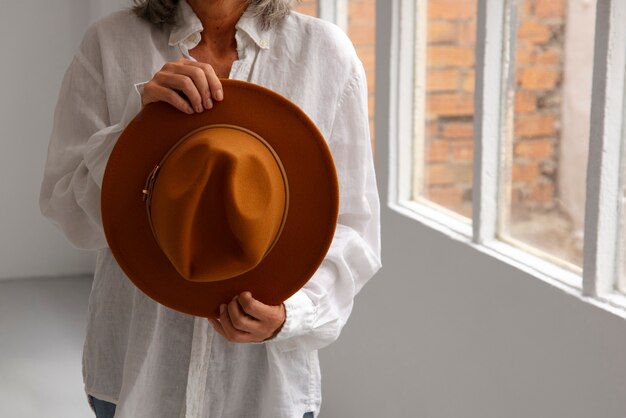 Widok kobiety w stylowym kapeluszu fedora