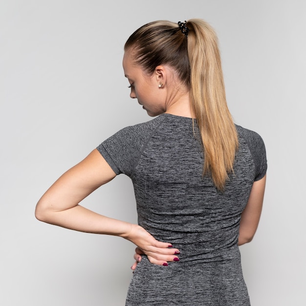 Bezpłatne zdjęcie widok kobiety z bólem pleców z tyłu