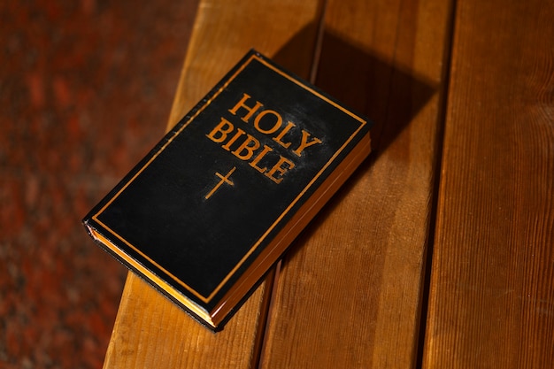 Widok księgi biblijnej w kościele