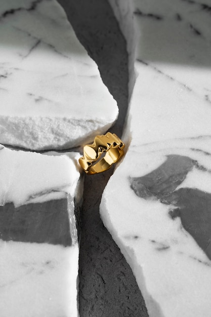 Bezpłatne zdjęcie widok luksusowy złoty pierścionek z marmurem