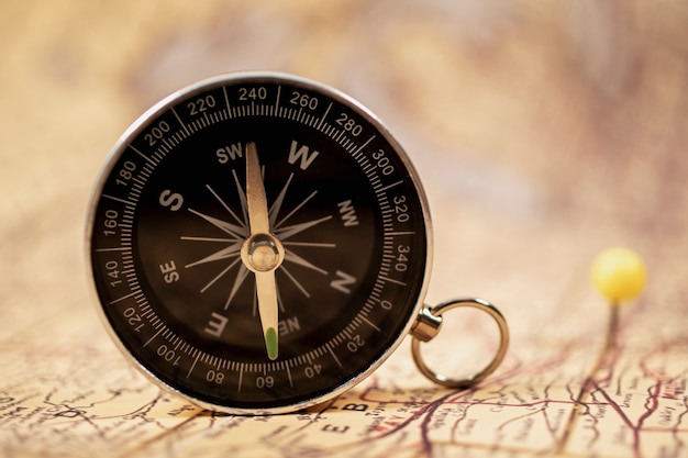Widok mapy podróży świata z kompasem