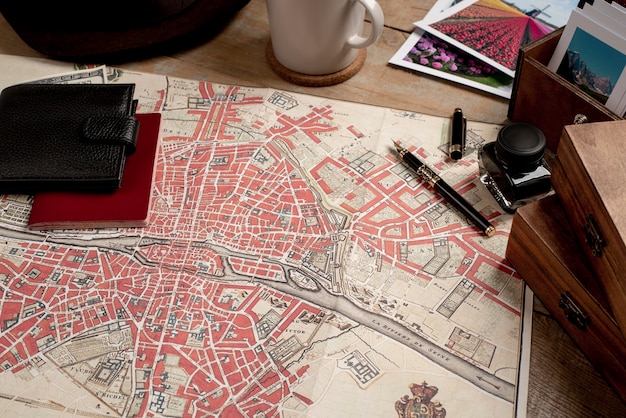 Bezpłatne zdjęcie widok mapy podróży świata z paszportem i filiżanką kawy