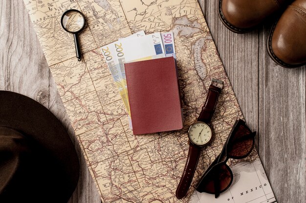 Widok mapy podróży świata z paszportem