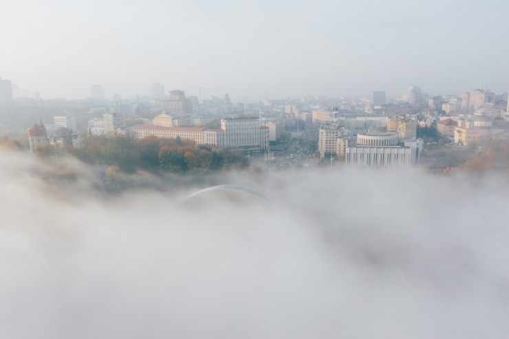 Bezpłatny plik Zdjęcie widok miasta we mgle