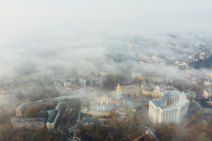 Bezpłatny plik Zdjęcie widok miasta we mgle
