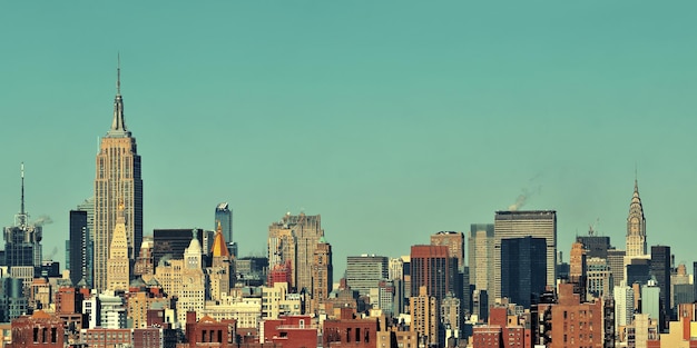 Widok miejskich drapaczy chmur w Nowym Jorku.