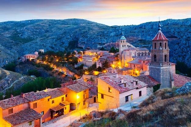 widok na Albarracin wieczorem
