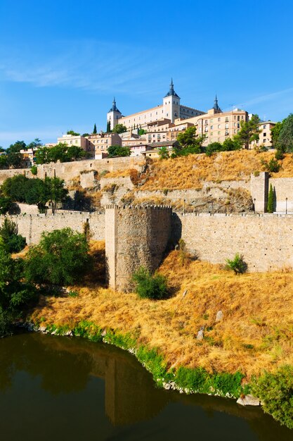 Bezpłatne zdjęcie widok na alcazar w toledo. kastylia-la mancha