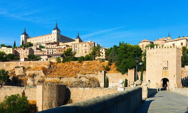 Widok na Alcazar w Toledo z Puente w Alcantara