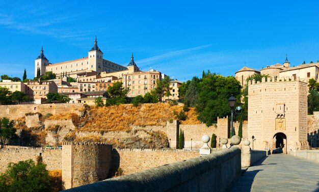 Widok na Alcazar w Toledo z Puente w Alcantara