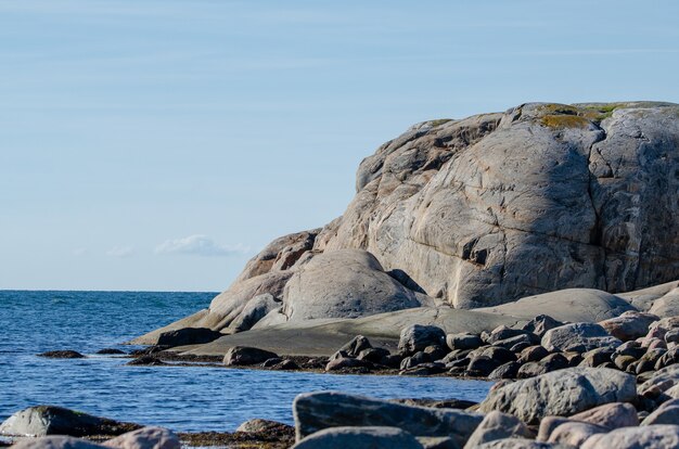 Widok na archipelag w Szwecji. Błękitne niebo i morze, klify.