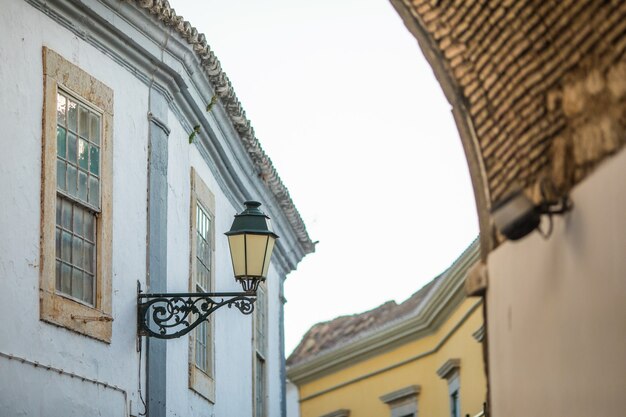 Widok na architekturę na ulicy starego miasta w Faro, Algarve, Portugalia.