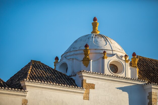 Widok na architekturę na ulicy starego miasta w Faro, Algarve, Portugalia.