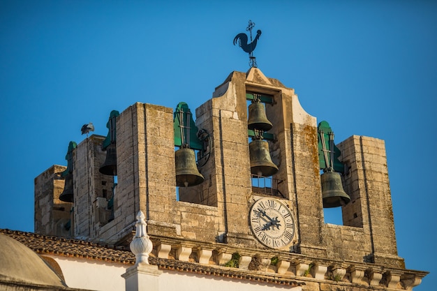 Widok na architekturę na ulicy starego miasta w Faro, Algarve, Portugalia.